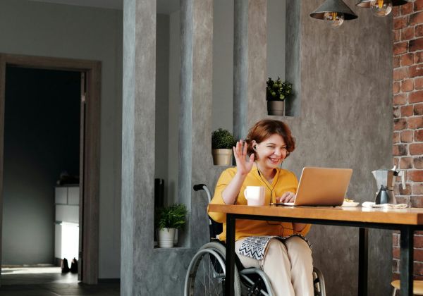 Classroom techer in wheelchair usig a markup board